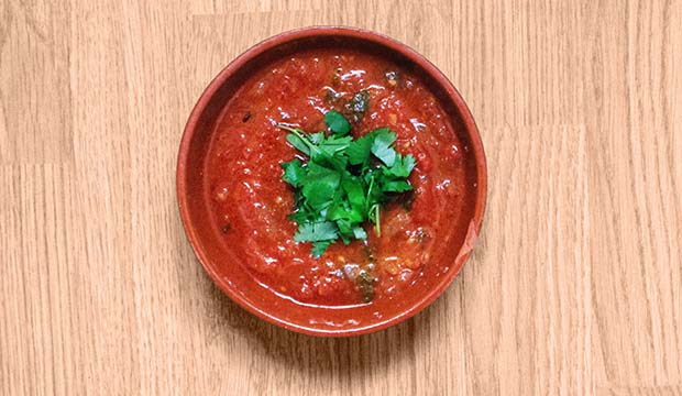 Bol de sopa de tomate marroquí