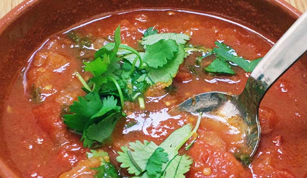 Comiendo una sopa de tomate marroquí